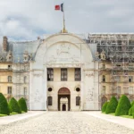 Invalides porte nord avec bâche pendant travaux