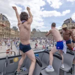 happening Le Slip Français au Louvre